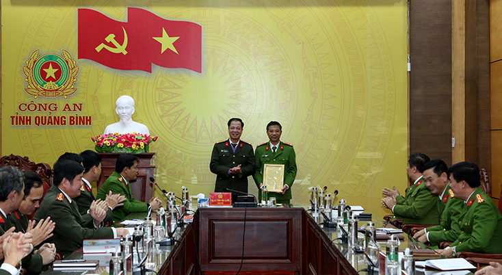 Đồng chí đại tá Trần Hải Quân, Giám đốc Công an tỉnh trao thư khen của Giám đốc Công an tỉnh và thưởng nóng 30 triệu đồng cho cán bộ, chiến sỹ Phòng Cảnh sát Hình sự.