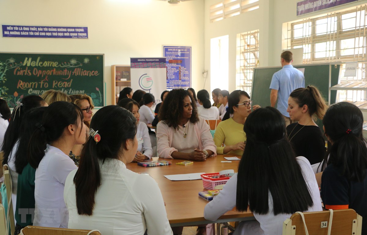 Cựu Đệ nhất Phu nhân Tổng thống Mỹ Michelle Obama gặp gỡ học sinh trường THPT Cần Giuộc. (Ảnh: Thanh Bình/TTXVN)