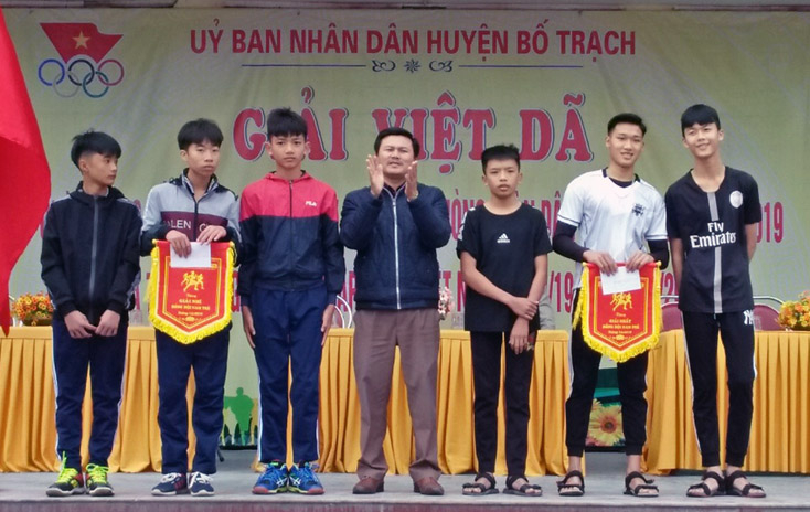 Đại diện lãnh đạo huyện Bố Trạch trao thưởng cho các cá nhân tập thể đạt giải cao. 