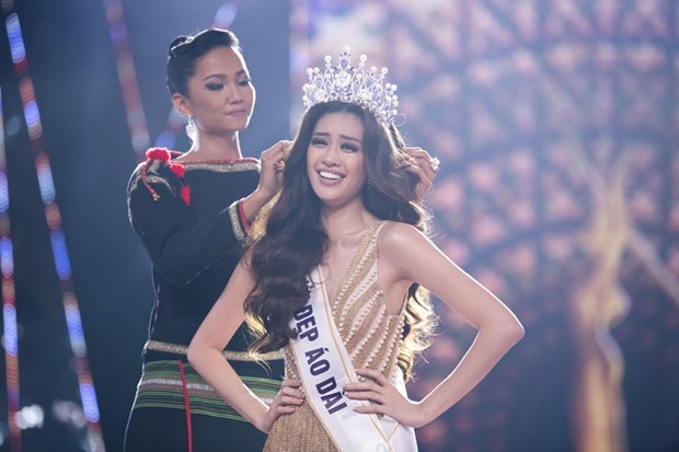 H’Hen Niê trao vương miện cho Nguyễn Trần Khánh Vân - tân Hoa hậu Hoàn vũ Việt Nam. (Ảnh: Đại Ngô/Vietnam+
