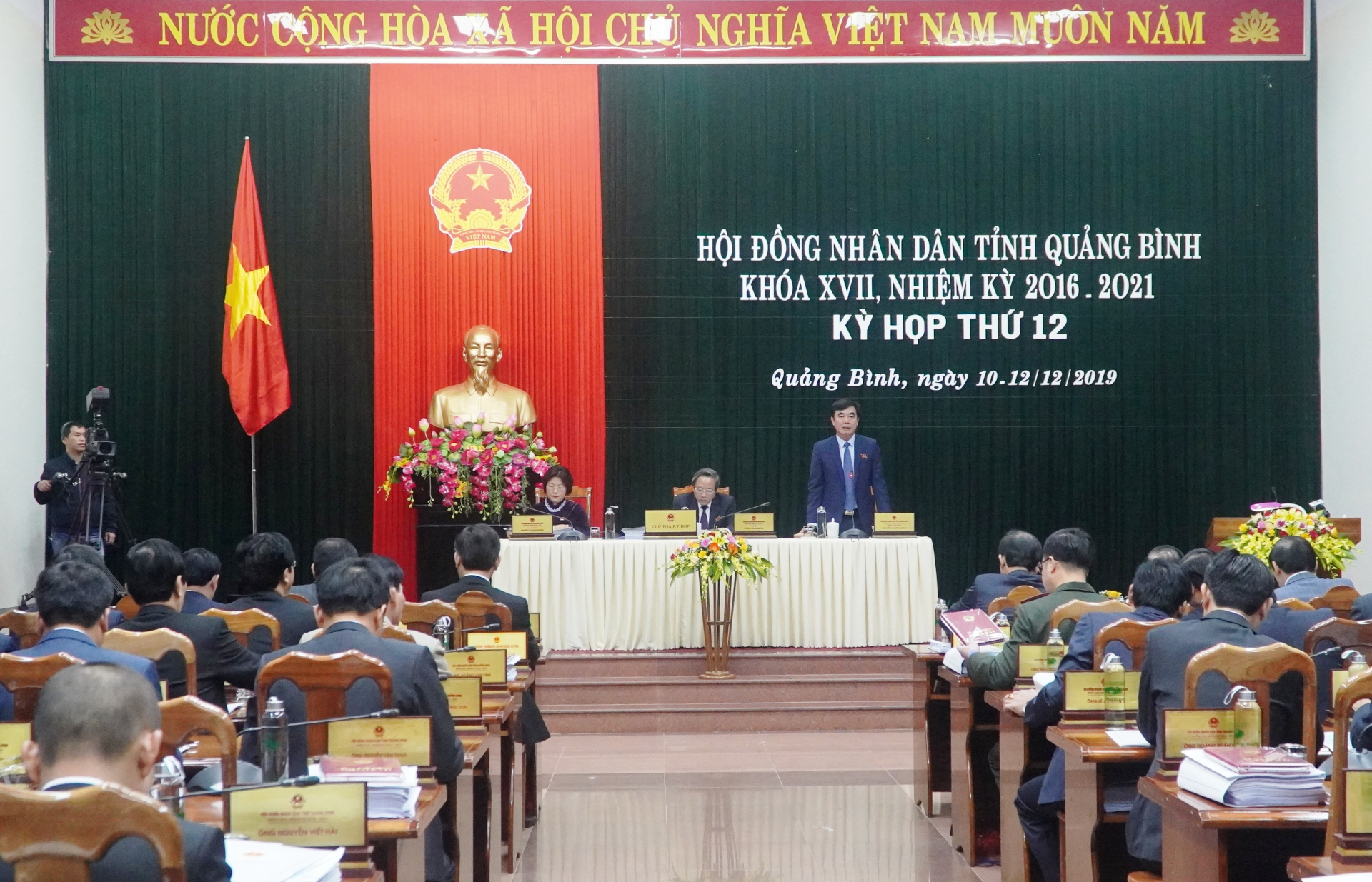Các dồng chí trong Thường trực HĐND tỉnh điều hành phiên họp
