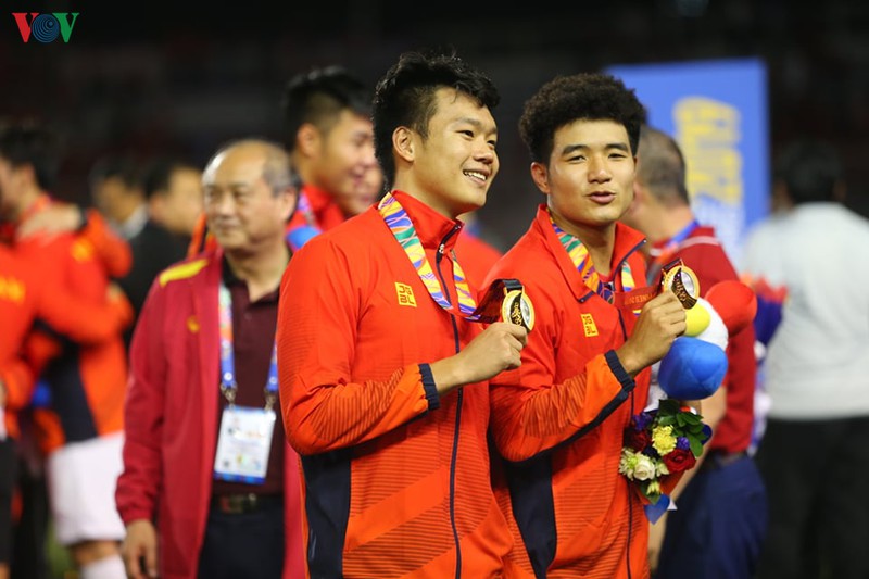 Thành Chung và Đức Chinh tạo dáng cùng HCV SEA Games 30.