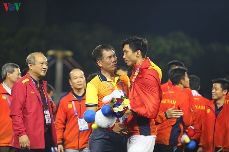 Trưởng đoàn thể thao Việt Nam tại SEA Games 30 - Trần Đức Phấn và Tổng cục trưởng Tổng cục TDDT - Vương Bích Thắng chia vui cùng Đoàn Văn Hậu