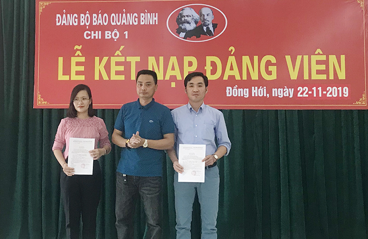 Đảng bộ Báo Quảng Bình luôn chú trọng công tác kết nạp đảng viên mới. (Ảnh: HC)