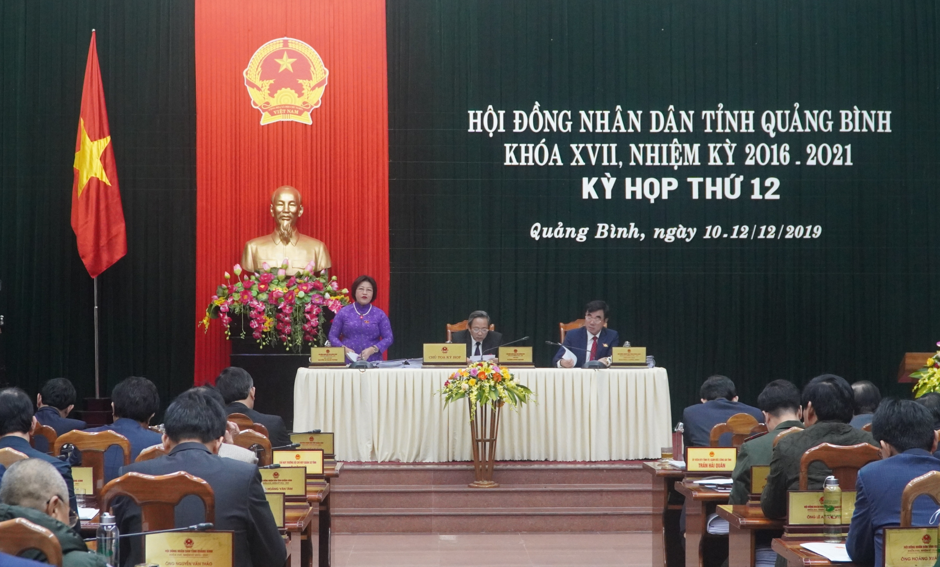 Các đồng chí trong Thường trực HĐND tỉnh điều hành kỳ họp