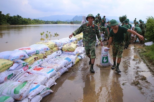 Quan doi Viet Nam: Tu nhan dan ma ra, vi nhan dan ma chien dau hinh anh 3Cán bộ, chiến sỹ quân đội đắp bao cát chống tràn đê Tả Bùi ở huyện Chương Mỹ (Hà Nội) trong trận lũ lịch sử tháng 8/2018 khiến người dân vùng rốn lũ chịu nhiều tổn thất, thiệt hại nặng nề. (Ảnh: Tư liệu TTXVN)