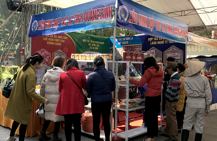 Gian hàng của Liên minh HTX tỉnh Quảng Bình có rất đông người đến xem và mua các loại hoàng hóa.
