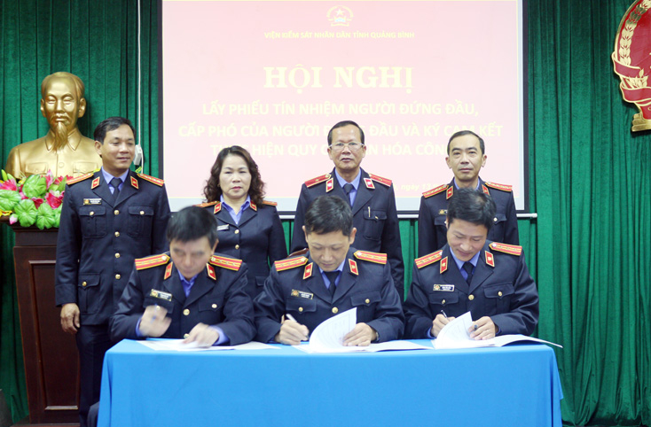 Lãnh đạo VKSND cấp huyện và các phòng của VKSND tỉnh ký cam kết thực hiện quy chế văn hóa công sở. 