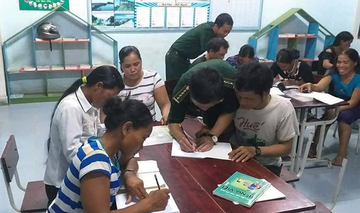 Để giúp học viên nắm chắc bài học, các “thầy giáo biên phòng” đến từng bàn để kèm cặp, giúp đỡ.