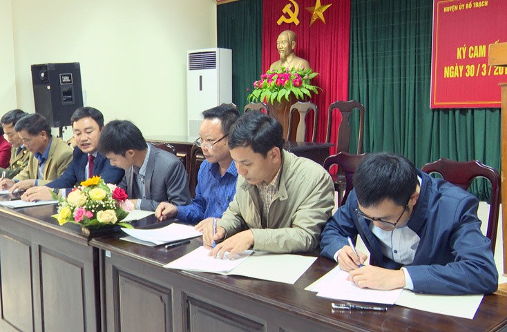 Cán bộ thuộc diện Ban Thường vụ Huyện ủy Bố Trạch quản lý được bổ nhiệm, đề bạt, bầu cử trong năm 2019 ký cam kết trong thực hiện chức trách, nhiệm vụ được giao.