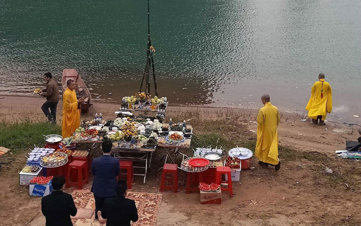 Lễ cầu siêu và dâng hương tưởng niệm các anh hùng liệt sỹ đã chiến đấu và hy sinh trên mảnh đất Xuân Sơn, xã Sơn Trạch, huyện Bố Trạch.