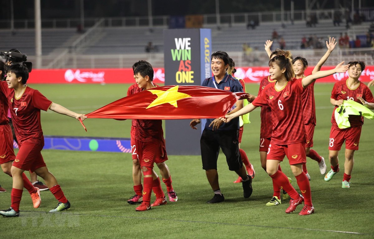 Các nữ tuyển thủ Việt Nam ăn mừng chiến thắng tại SEA Games 30. (Ảnh: Hoàng Linh/TTXVN)