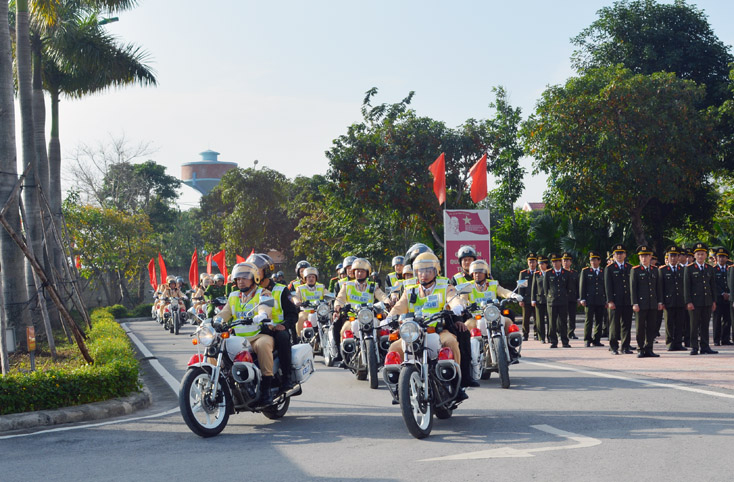 Các lực lượng Công an tỉnh diễu hành biểu dương lực lượng và hưởng ứng lễ ra quân cao điểm tấn công trấn áp tội phạm