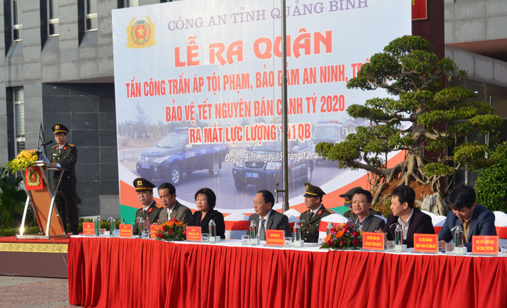 Các đại biểu dự lễ ra quân