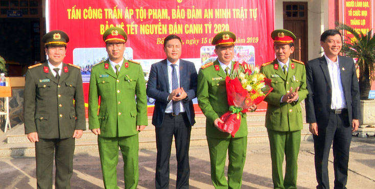 Đồng chí Bí thư Huyện ủy Bố Trạch trao thưởng các cán bộ, chiến sỹ đạt thành tích xuất sắc trong đấu tranh triệt phá chuyên án liên quan đến pháo nổ.