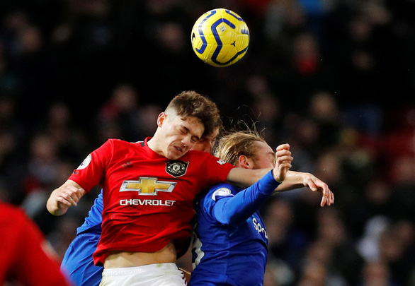 Một pha tranh chấp trong trận MU hòa Everton 1-1- Ảnh: REUTERS