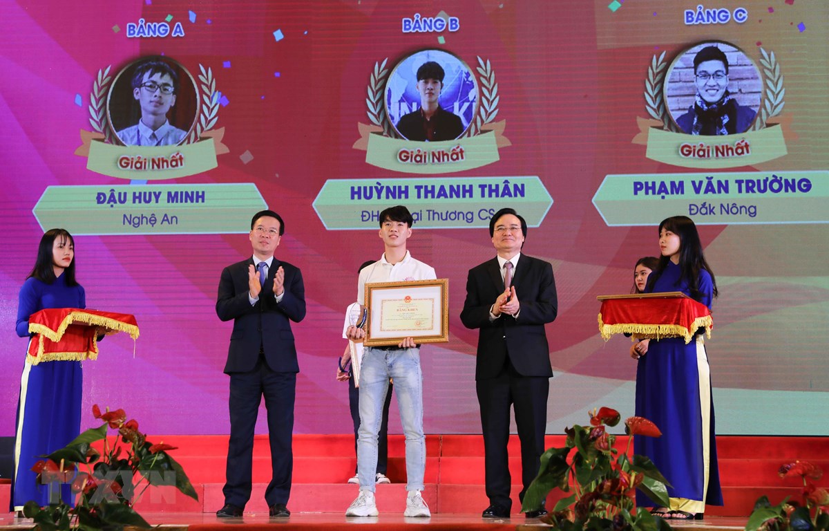 Ông Võ Văn Thưởng, Ủy viên Bộ Chính trị, Bí thư Trung ương Đảng, Trưởng Ban Tuyên giáo Trung ương cùng Bộ trưởng Bộ Giáo dục và Đào tạo Phùng Xuân Nhạ trao giải Nhất cho thí sinh đoạt giải. (Ảnh: Thanh Tùng/TTXVN)