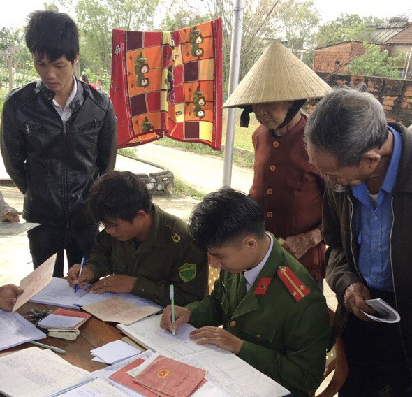Công an xã Hồng Thủy phối hợp với Công an huyện đến tận nhà hướng dẫn cho người dân kê khai làm lại hộ khẩu.
