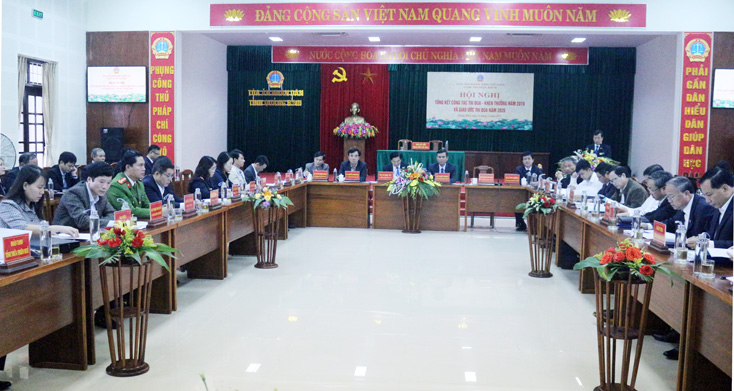 Các đại biểu thảo luận tại hội nghị.