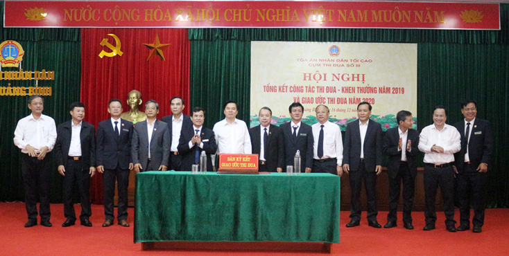 Các đơn vị Tòa án trong cụm ký kết giao ước thi đua năm 2020.