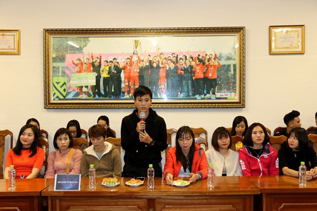  Tiền đạo Tuyết Dung thay mặt toàn đội nói lời cảm ơn (Nguồn: VFF)