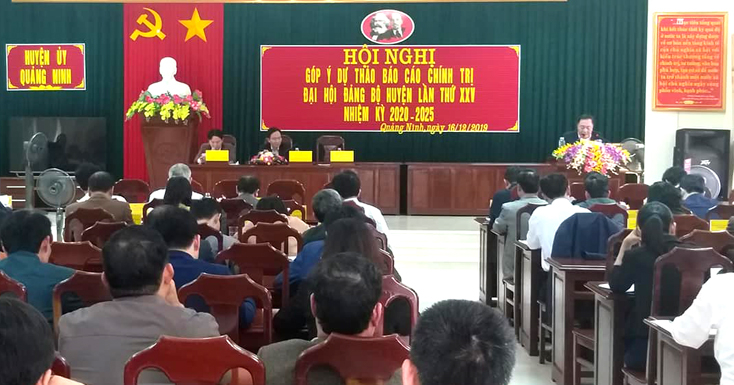 Cán bộ cốt cán huyện Quảng Ninh tham gia góp ý dự thảo báo cáo chính trị Đại hội Đảng bộ huyện.