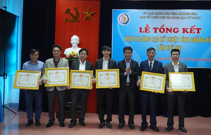 Các tác giả đạt giải ba Hội thi Sáng tạo kỹ thuật tỉnh Quảng Bình lần thứ VIII.