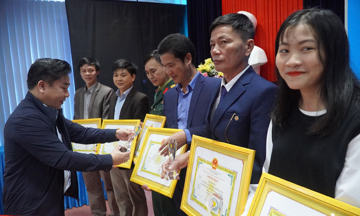 Ban tổ chức trao giấy chứng nhận và cúp của hội thi cho các tác giả đạt giải khuyến khích.