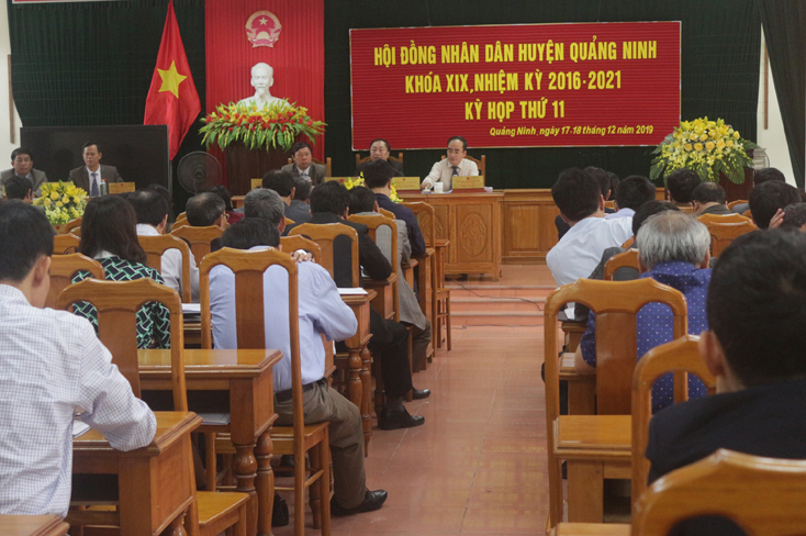Các đại biểu tham dự kỳ họp.