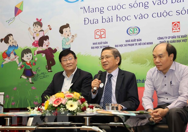 Giáo sư-tiến sỹ Nguyễn Minh Thuyết, Tổng chủ biên kiêm Chủ biên sách Tiếng Việt 1 của bộ sách giáo khoa Cánh diều chia sẻ thông tin về bộ sách. (Ảnh: Thanh Tùng/TTXVN)