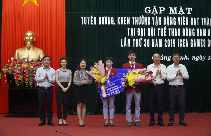 Các đơn vị, doanh nghiệp, nhà hảo tâm trao thưởng cho các VĐV SEA Games 30.