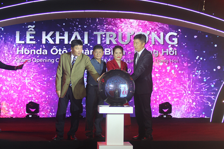 Đồng chí Phó Chủ tịch UBND tỉnh Trần Tiến Dũng và các đại biểu nhấn quả cầu khai trương Đại lý Honda ô tô Quảng Bình-Đồng Hới.