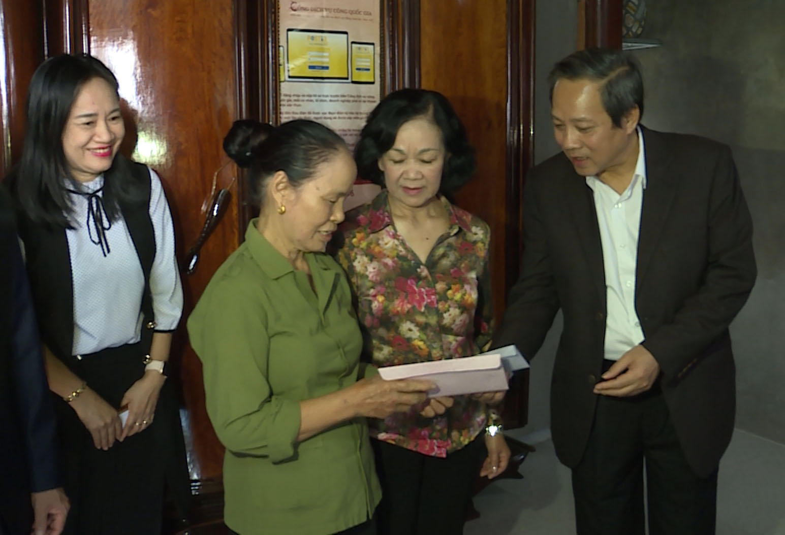 Đồng chí Trươngr Ban Dân vận Trung ương Trương Thị Mai và Bí thư Tỉnh ủy Hoàng Đăng Quang tặng quà cho thương binh Lê Thị Hòa  