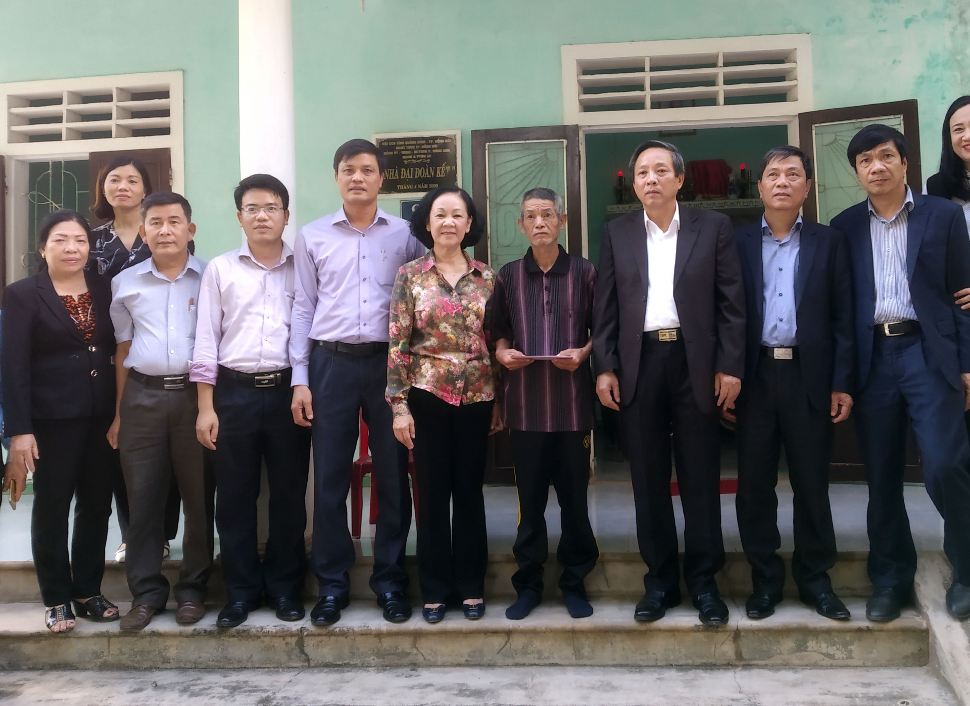 Đồng chí Trưởng Ban Dân vận Trung ương và Bí thư Tỉnh ủy Hoàng Đăng Quang chụp ảnh lưu niệm cùng thương binh Lữ Vũ Dũng