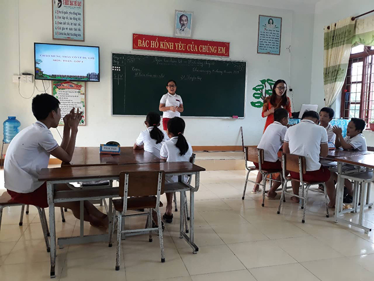 Học sinh lớp 4 trong một tiết học toán tại trung tâm. 