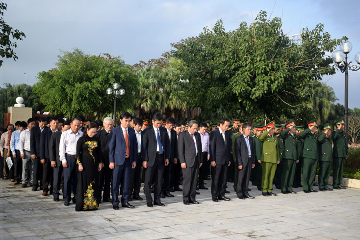 Các đại biểu dành phút mặc niệm tưởng nhớ công lao to lớn của các anh hùng liệt sỹ hy sinh vì sự nghiệp giải phóng dân tộc, bảo vệ Tổ quốc và làm nghĩa vụ quốc tế.
