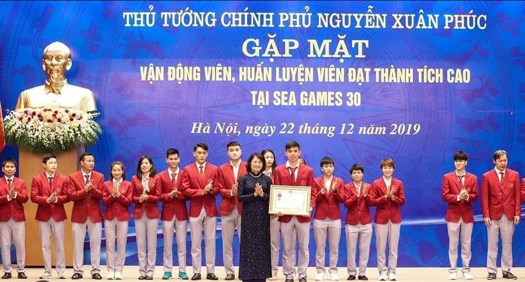 Phó Chủ tịch nước Đặng Thị Ngọc Thịnh trao tặng Huân chương Lao động hạng Ba cho VĐV bơi lội Nguyễn Huy Hoàng.