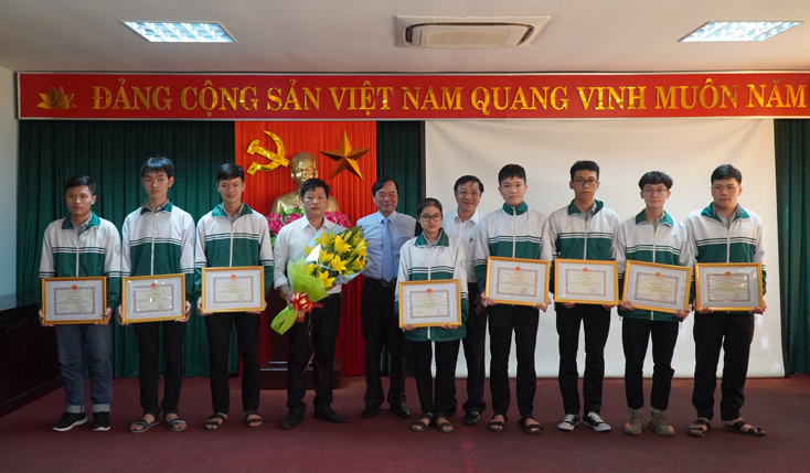 Giám đốc Sở Giáo dục-Đào tạo tặng hoa chúc mừng các đội tuyển.