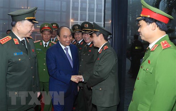 Thu tuong: Cong an nhan dan kien quyet chong cac bieu hien vo cam hinh anh 2Thủ tướng Nguyễn Xuân Phúc với các cán bộ, sỹ quan cao cấp của lực lượng Công an nhân dân. (Ảnh: Thống Nhất/TTXVN)