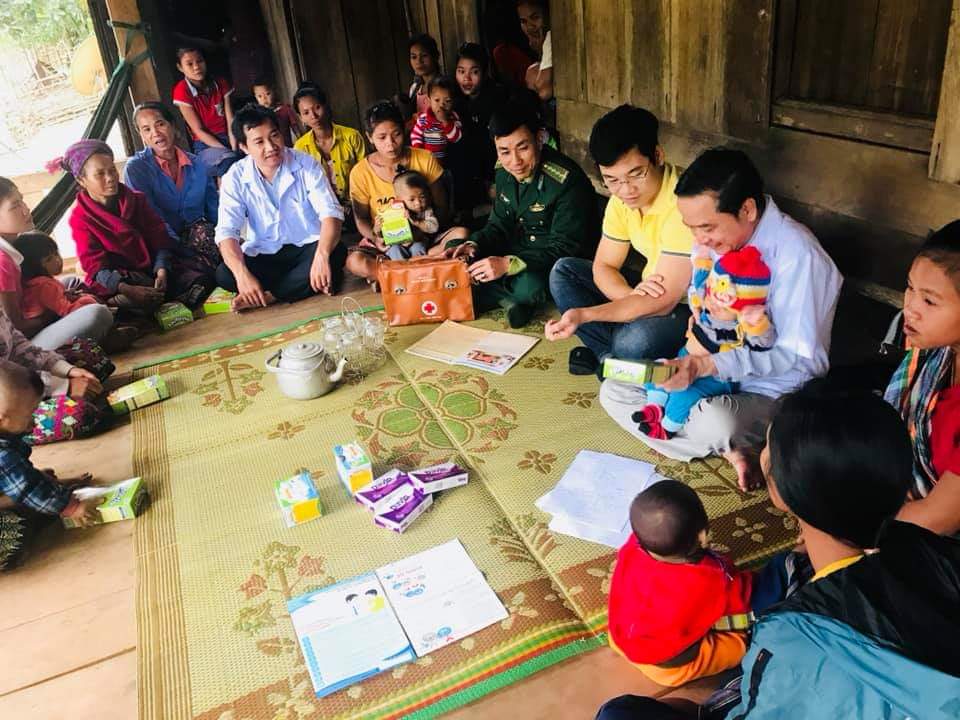 Đội ngũ cán bộ các trung tâm y tế tuyến huyện đã phát huy tốt vai trò giám sát dịch bệnh và cung cấp kiến thức chăm sóc sức khỏe cho người dân. 