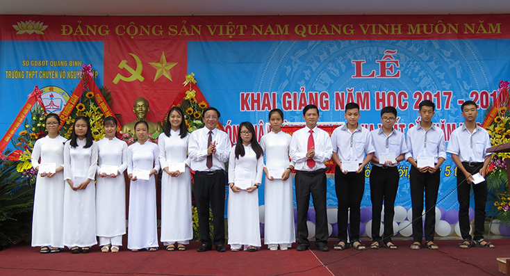 Ban giám hiệu nhà trường trao học bổng khuyến tài cho HS nghèo học giỏi. 