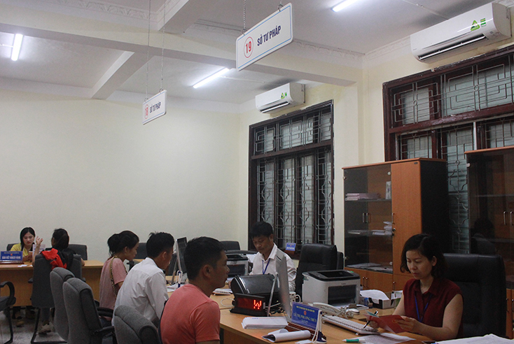 Cán bộ các sở, ban, ngành đang giải quyết TTHC cho người dân tại TTHCC tỉnh.