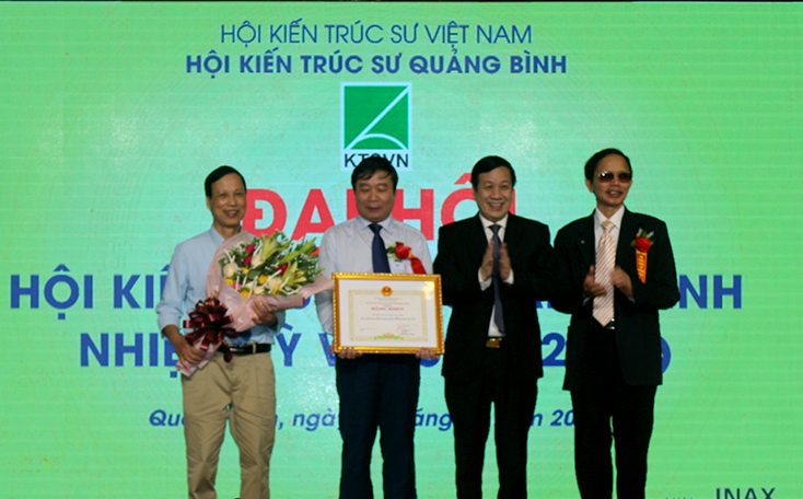 Đồng chí Phó Chủ tịch Thường trực UBND tỉnh Nguyễn Xuân Quang trao bằng khen của UBND tỉnh cho tập thể Hội KTS tỉnh.