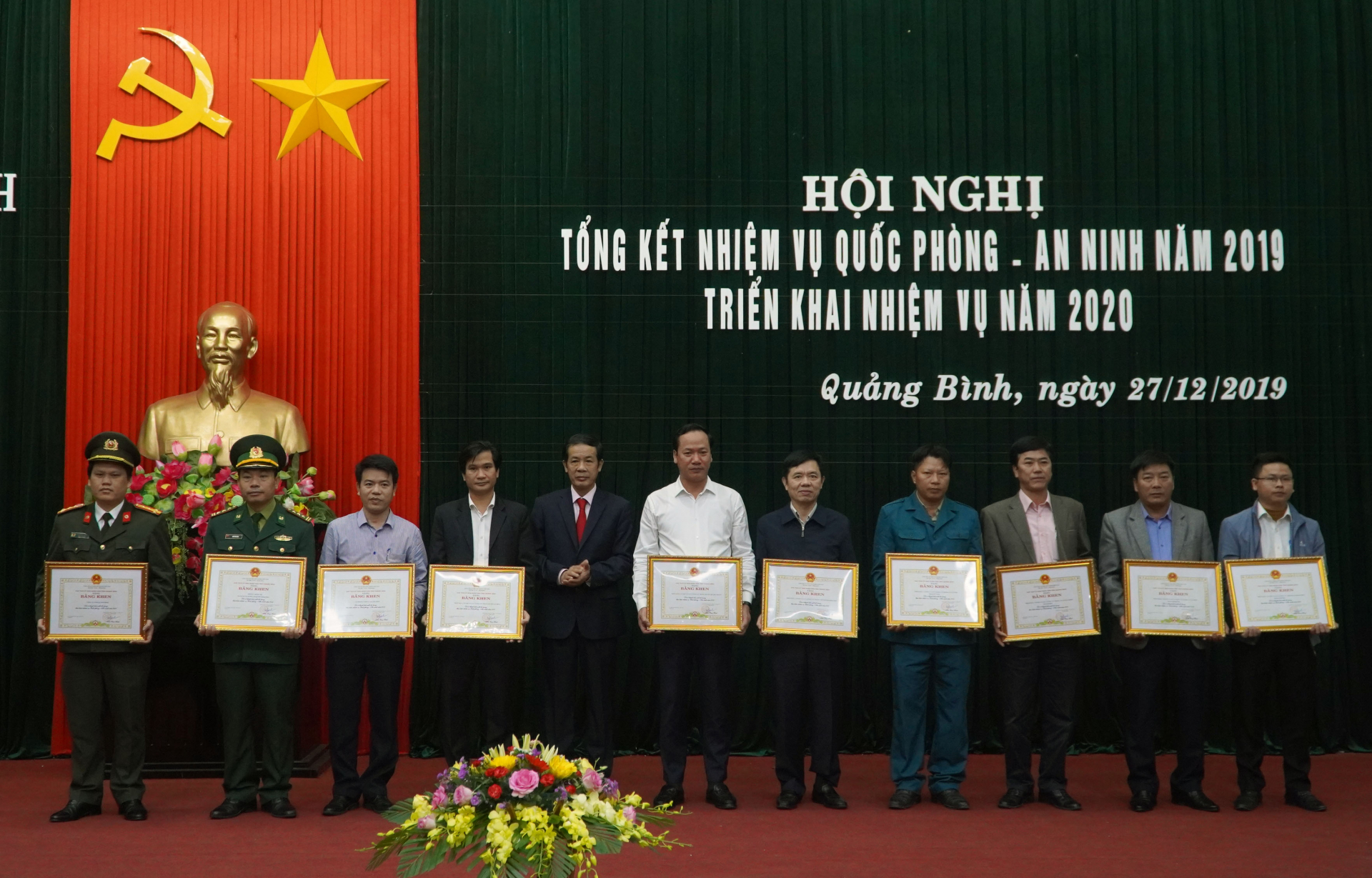 Đồng chí Chủ tịch UBND tỉnh Trần Công Thuật trao Bằng khen của UBND tỉnh cho các tập thể    