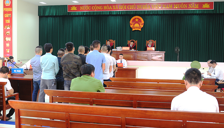 Tòa án đưa ra xét xử các đối tượng có hành vi vi phạm pháp luật.