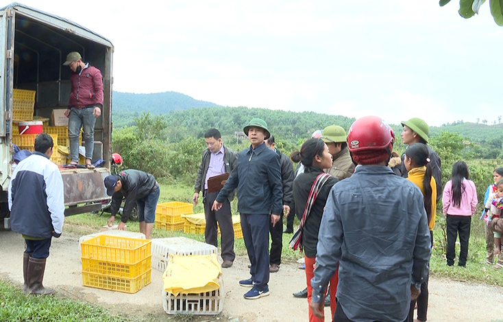 Trao con giống gà và ngan cho đồng bào Mã Liềng tại bản Cà Xen, xã Thanh Hóa.