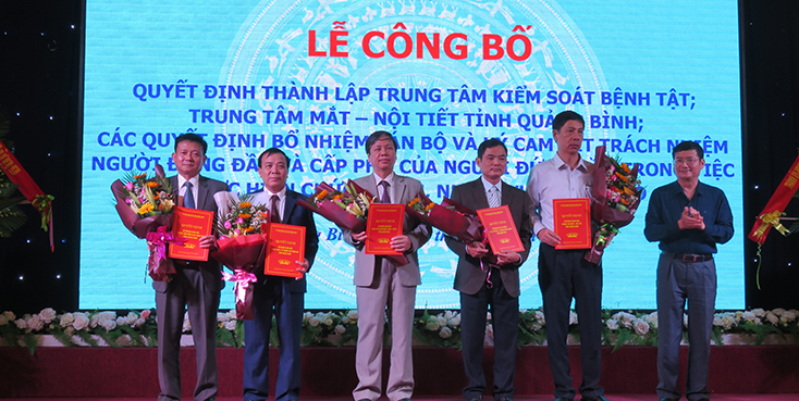 Đồng chí Trần Tiến Dũng trao Quyết định bổ nhiệm cán bộ là người đứng đầu cho các đơn vị