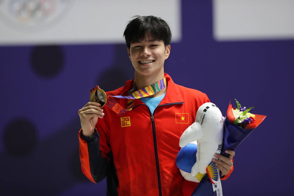 Kình ngư Trần Hưng Nguyên (17 tuổi) giành 2 HCV SEA Games 30. Với thành tích này, Hưng Nguyên sẽ có cơ hội được học đại học Kinh tế và xin việc làm sau khi giải nghệ - Ảnh: MINH MINH