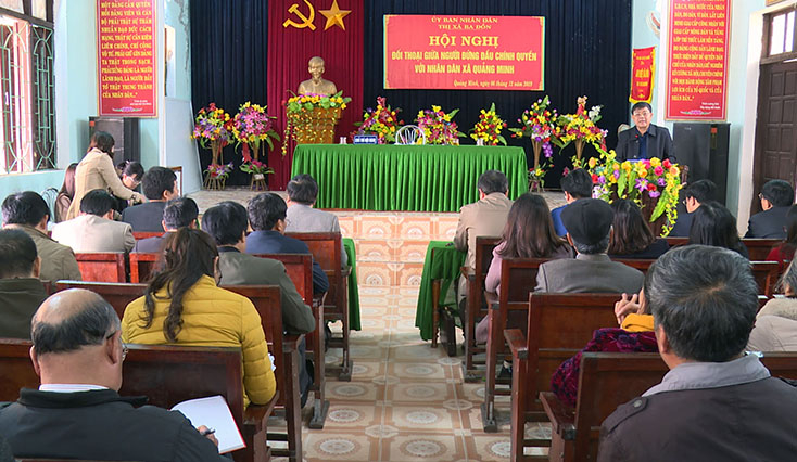 Lãnh đạo thị xã Ba Đồn giải đáp những thắc mắc, kiến nghị của người dân xã Quảng Minh. 