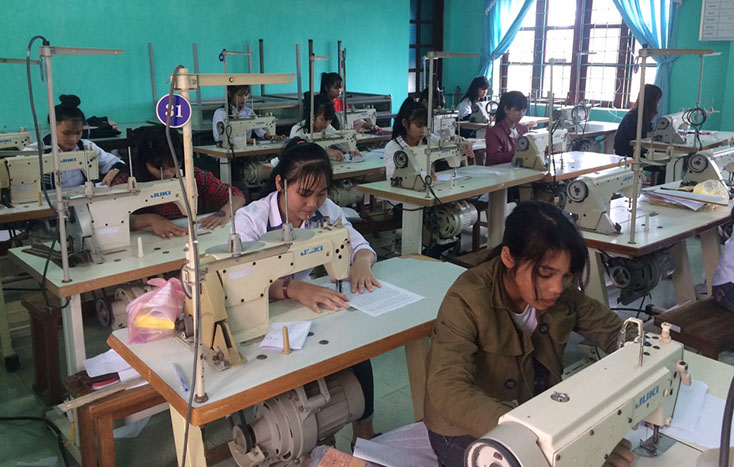 Ngoài học văn hóa, các em còn được học nghề may, điện. 